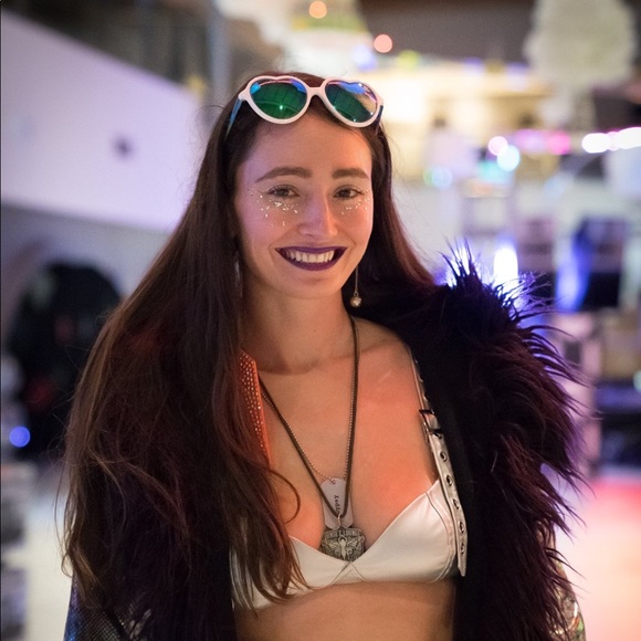 Meet your Posher, Gabrielle - Picture 1 of 1